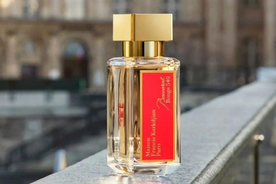 baccarat rouge 540 smells like cigarettes Maison Francis Kurkdjian : Perfume Review lively notes combined with the warmth of amber give an ultimate sexy BACCARAT ROUGE 540 (SMELLS LIKE)