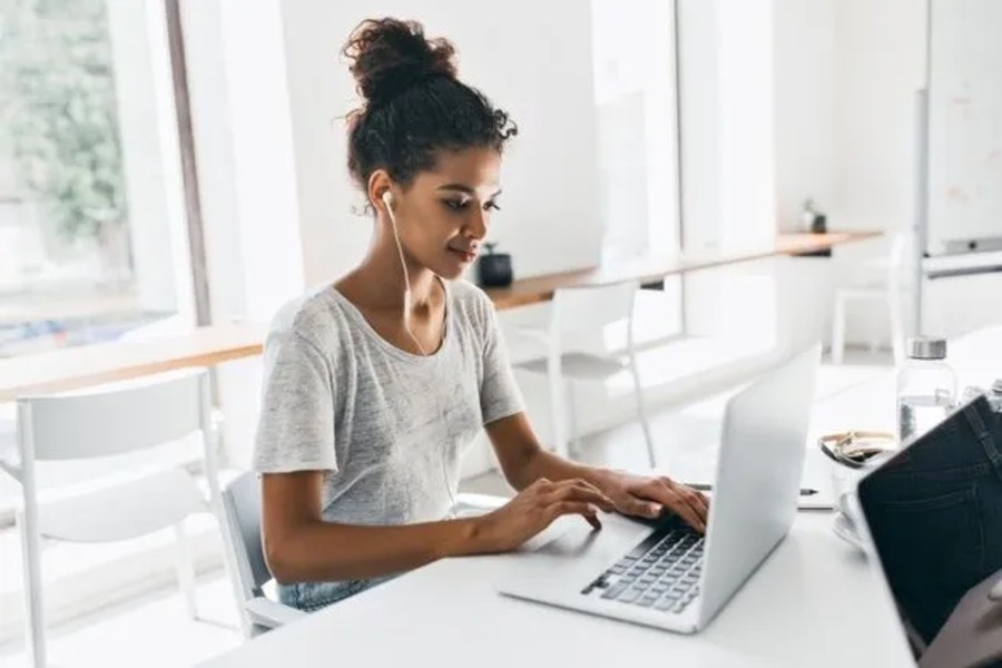 ChatGPT vs. Resume Builders: Which Actually Lands Interviews In 2026?
