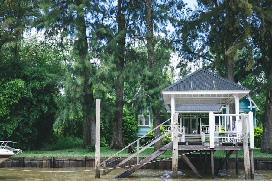 Embrace Lakeside Living: Waterfront Cottages For Sale
